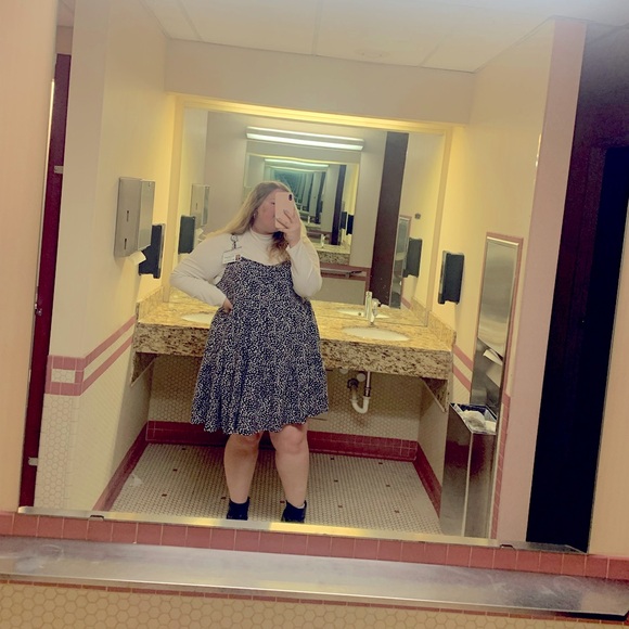 Meet your Posher, Elizabeth!! - Picture 3 of 9